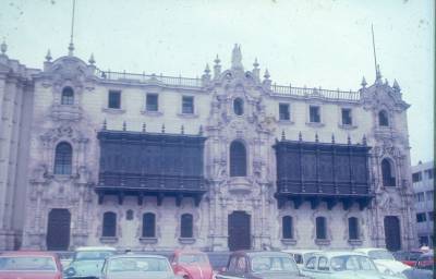 [Parte da fachada da Catedral de Lima]